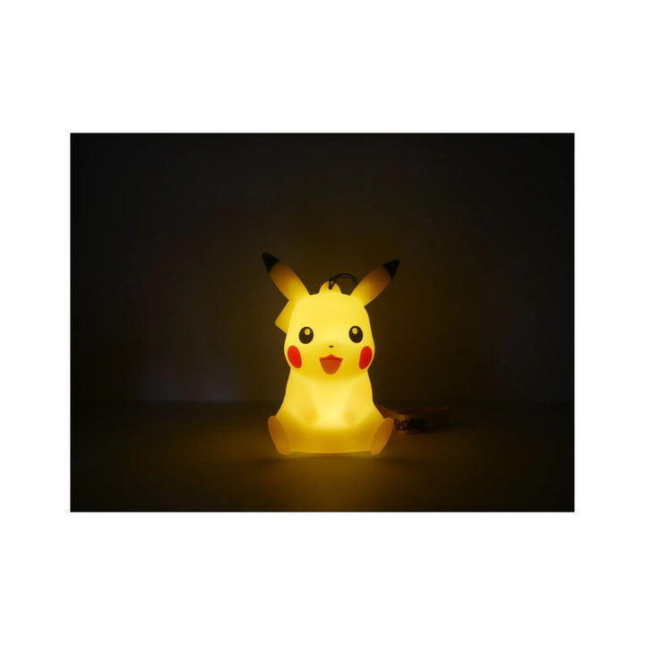 Pokémon Figurine Lumineuse Pikachu Assis Avec Dragonne