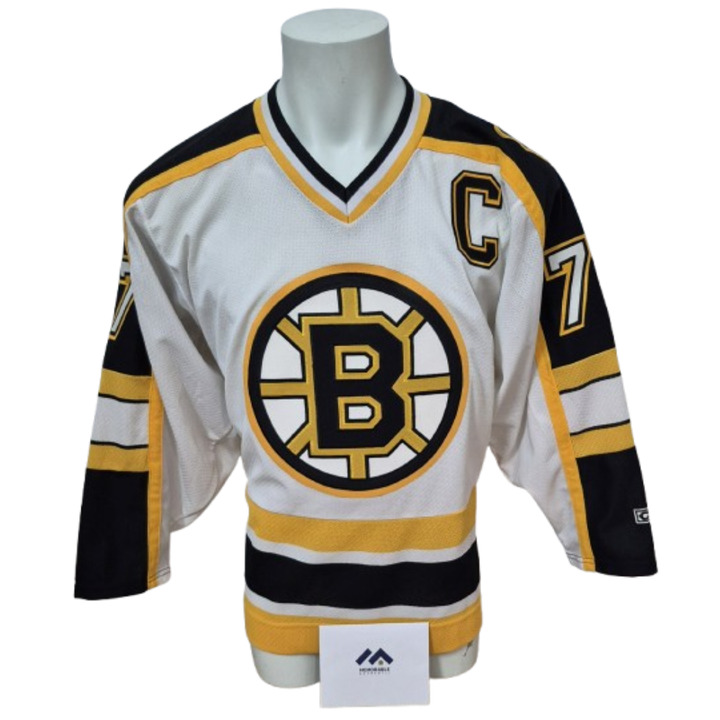 Chandail Officiel Autographié CCM vintage - Raymond Bourque blanc avec 6 inscriptions