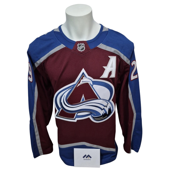 Chandail officiel Fanatics premium signé - Nathan Mackinnon domicile Memorable coa