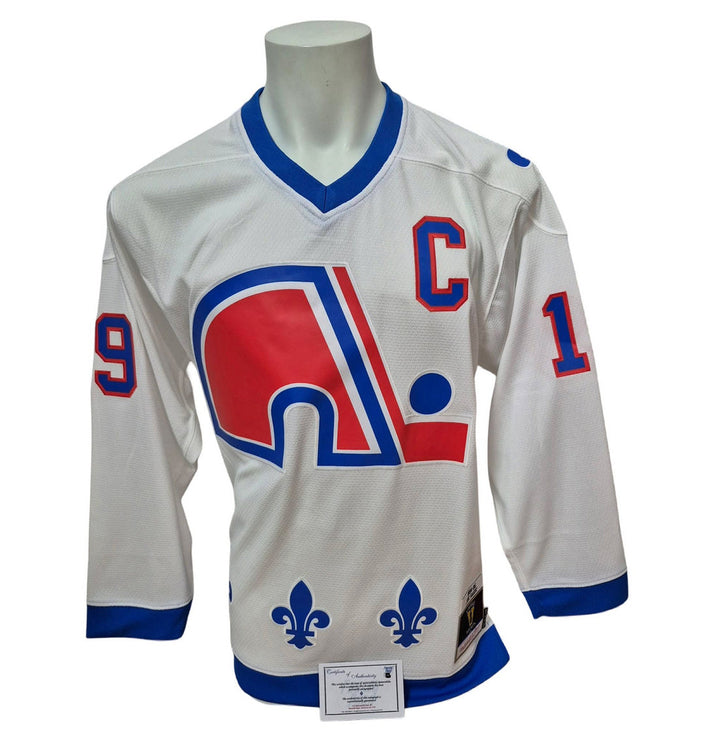 Chandail officiel Mitchell and Ness vintage signé - Joe Sakic blanc Frozen Pond coa