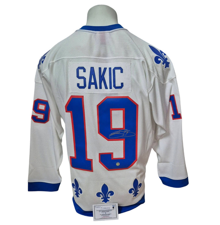 Chandail officiel Mitchell and Ness vintage signé - Joe Sakic blanc Frozen Pond coa