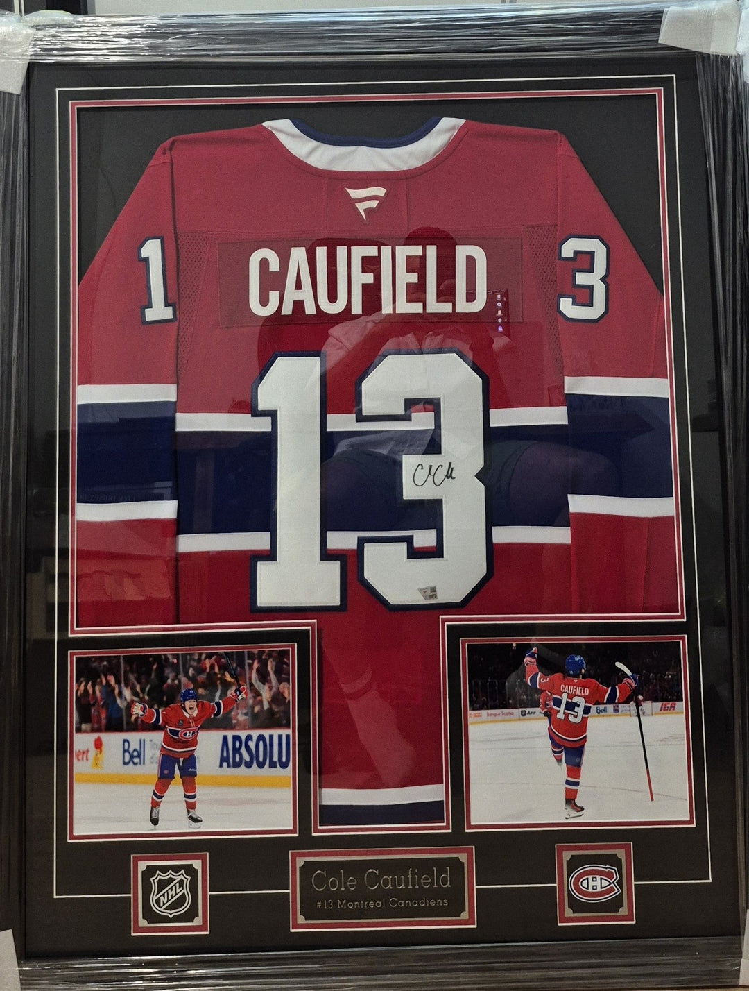 Chandail officiel Fanatics Premium signé et encadré avec 2 photos - Cole Caufield domicile Fanatics coa